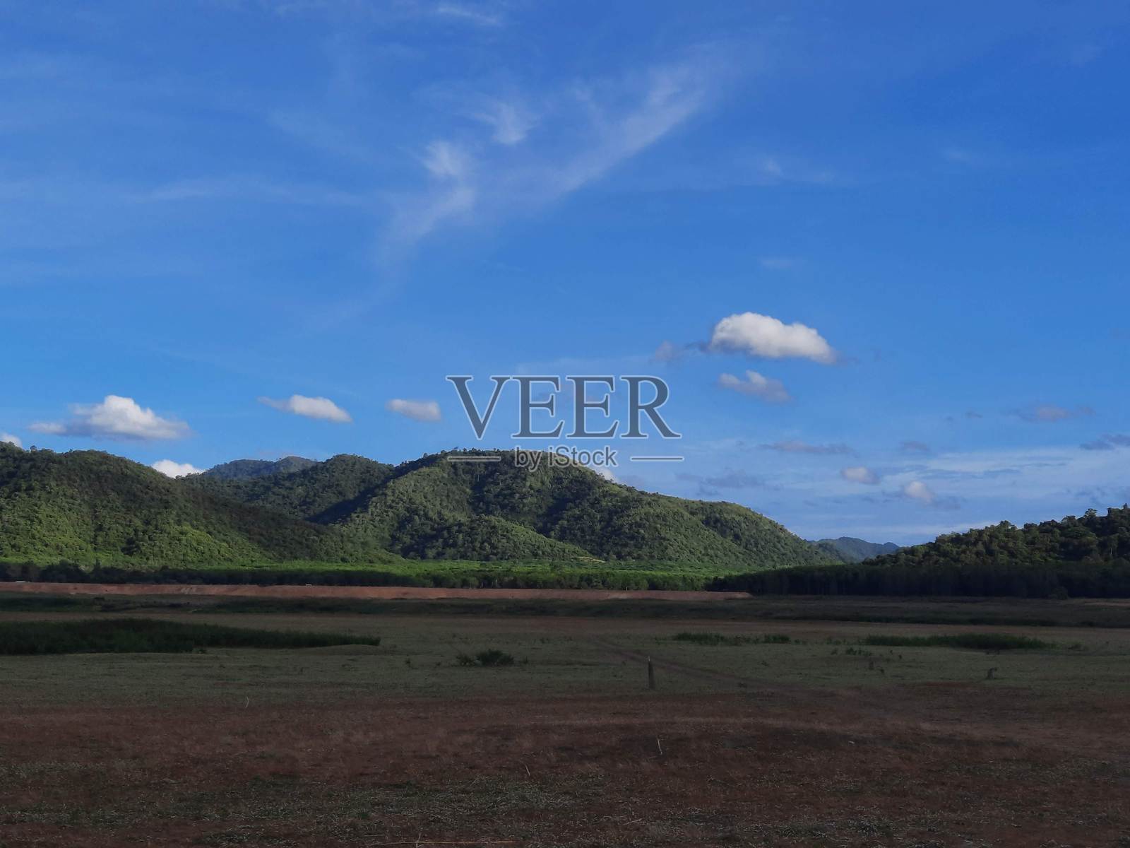 高耸的山脉与云朵和天空的风景照片摄影图片