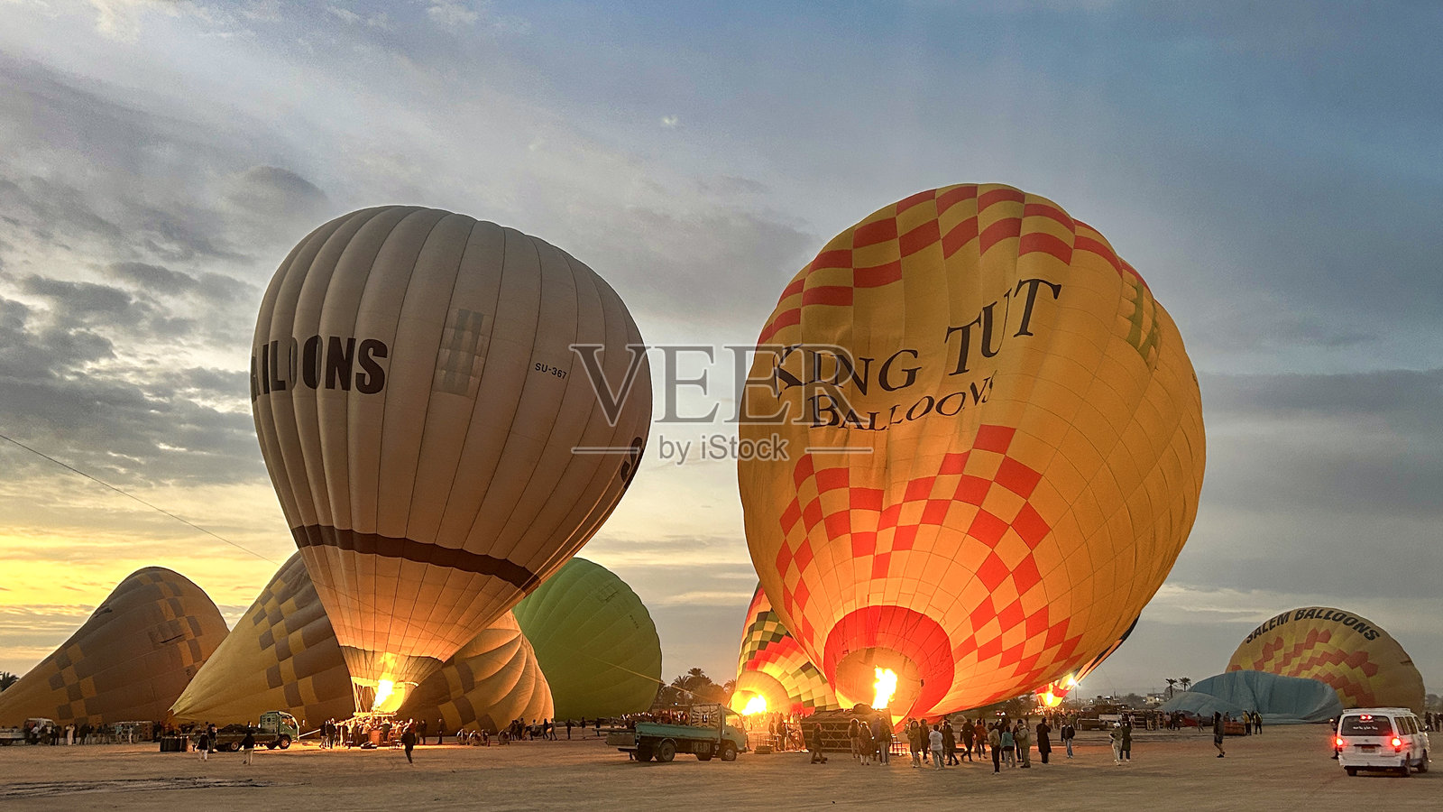 热气球在埃及卢克索准备迎接日出飞行照片摄影图片