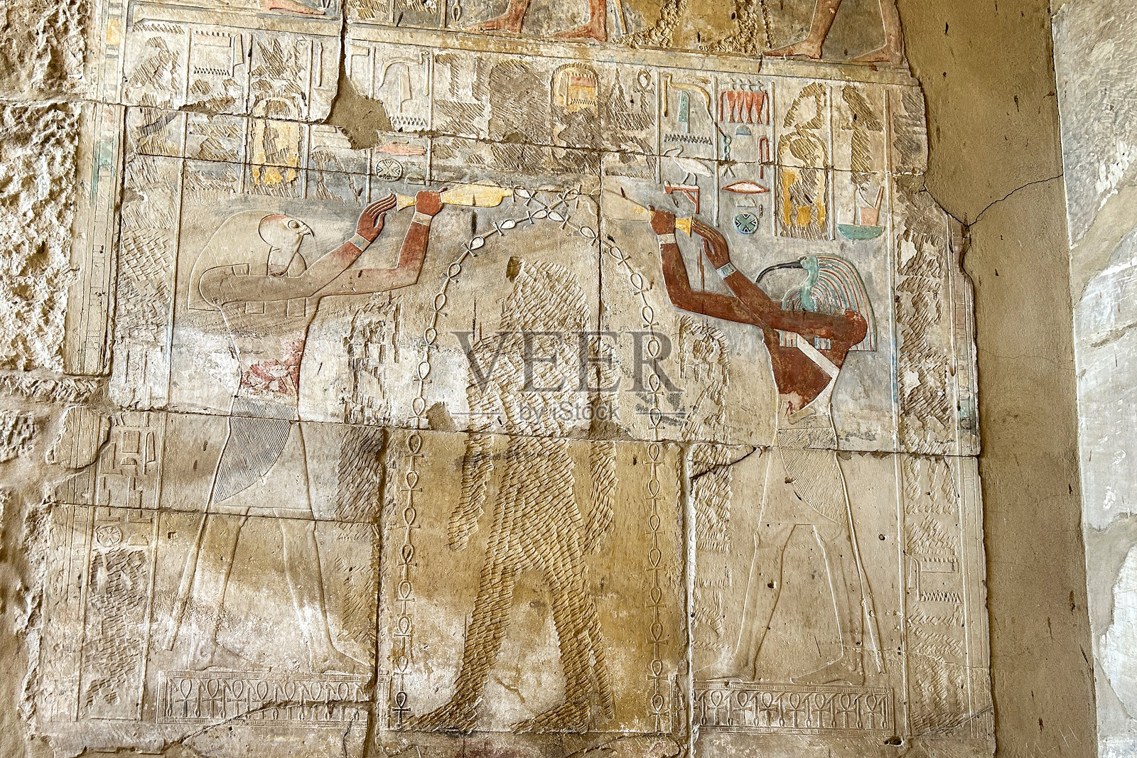 埃及卡尔纳克神庙的哈特谢普苏特被霍鲁斯和托特净化的消失浮雕照片摄影图片