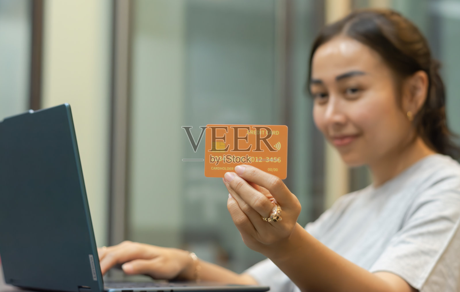 亚洲女性在家中使用信用卡进行安全的在线支付照片摄影图片