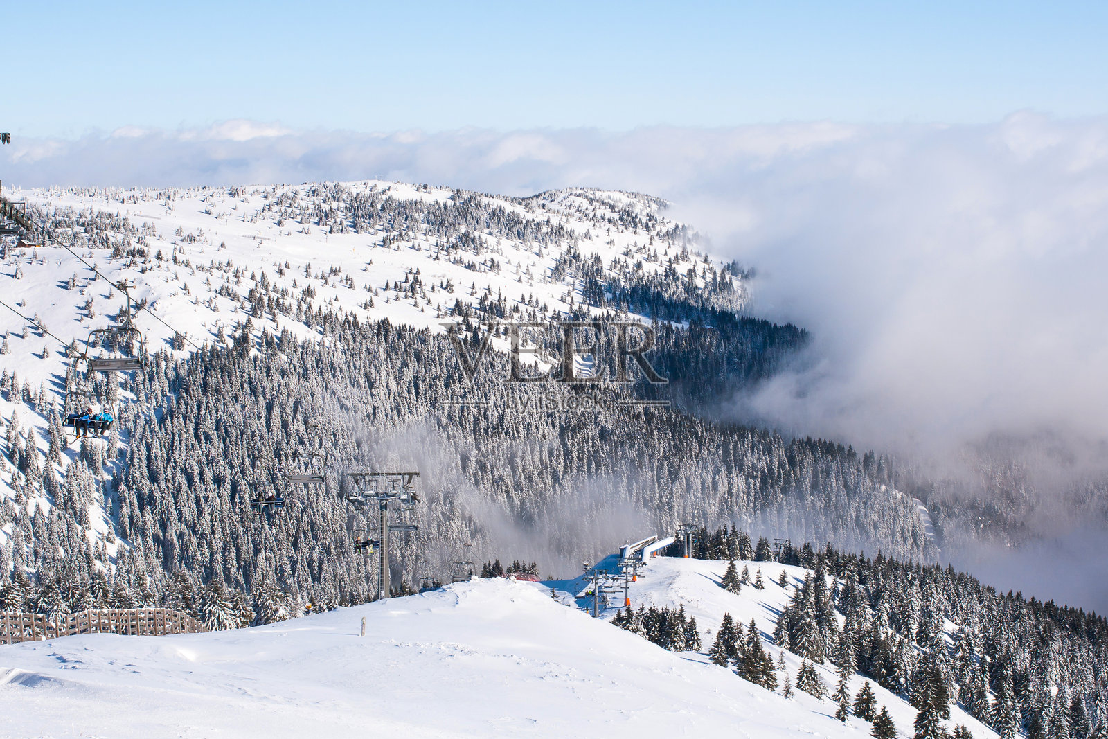 滑雪胜地，缆车，山景，雾气照片摄影图片