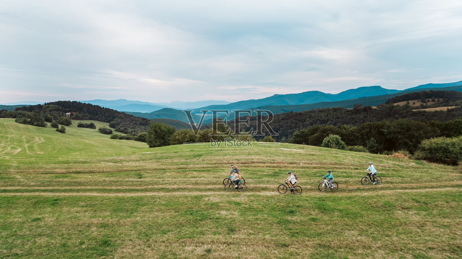 多代同堂的自然骑行之旅。照片摄影图片
