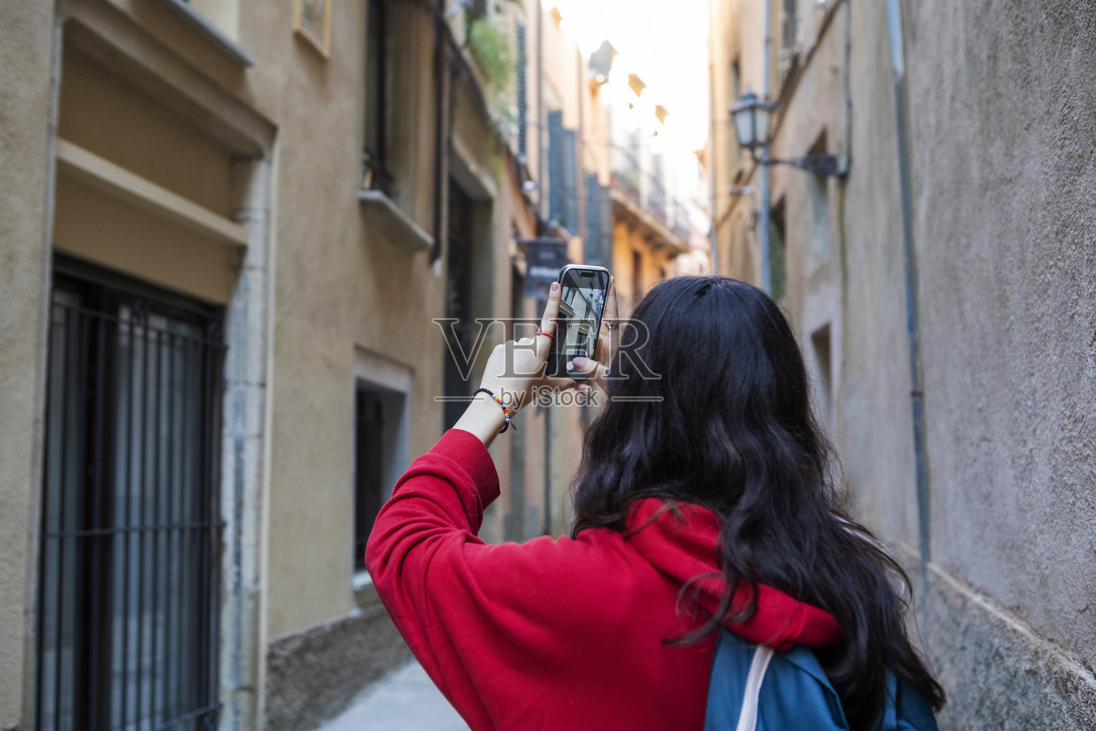 年轻女性用手机拍照照片摄影图片