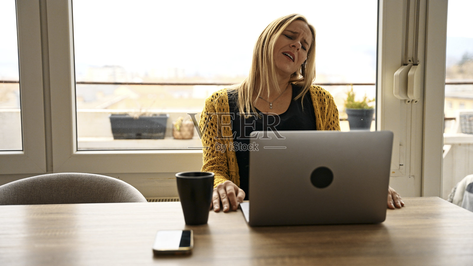 在家工作时感到压力的女商人颈部疼痛照片摄影图片