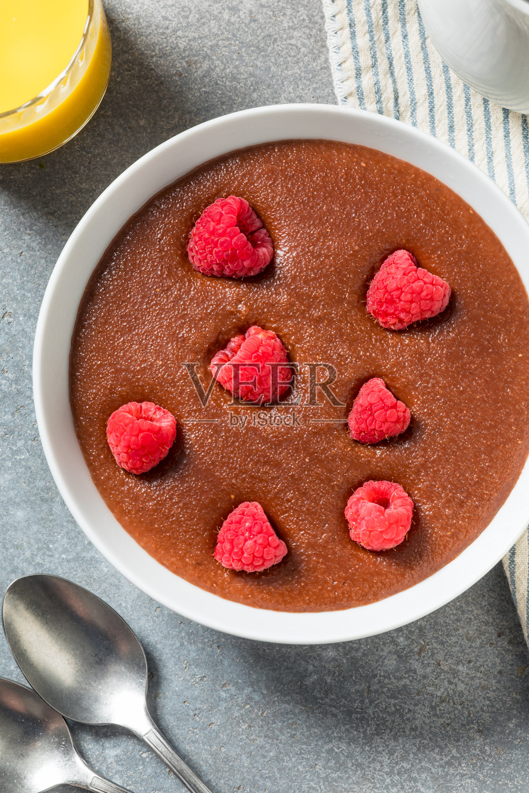 奶油巧克力法里纳粥作为早餐照片摄影图片