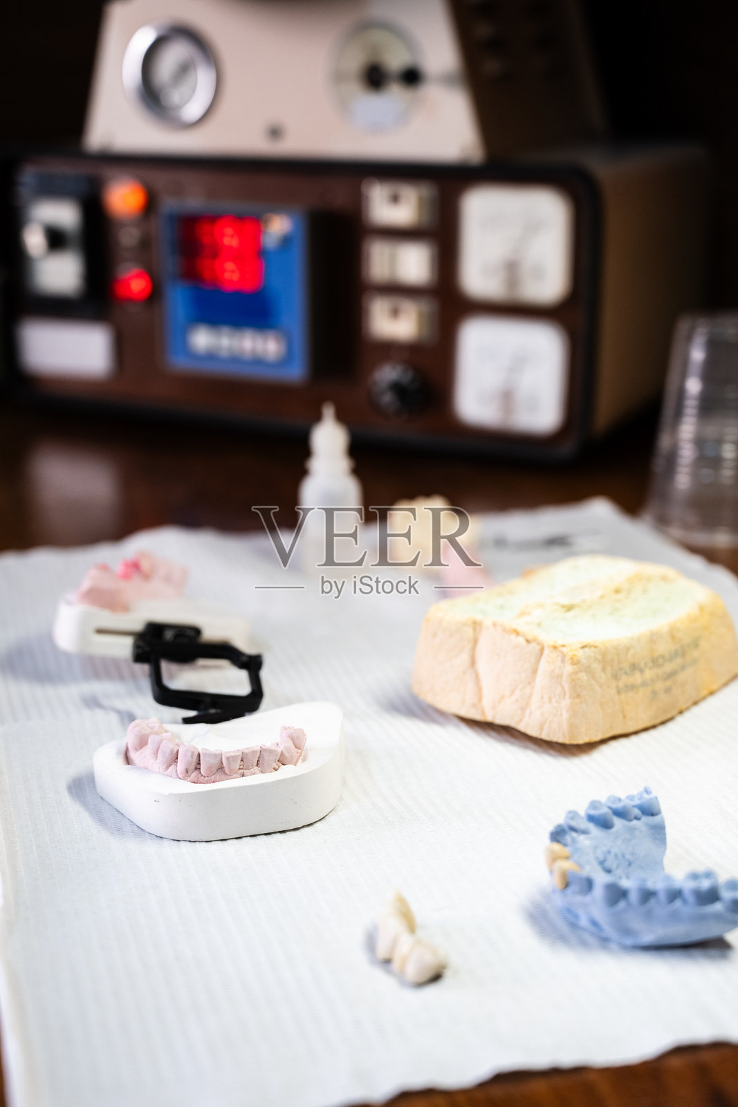 牙科实验室工作空间，配有印模和设备照片摄影图片