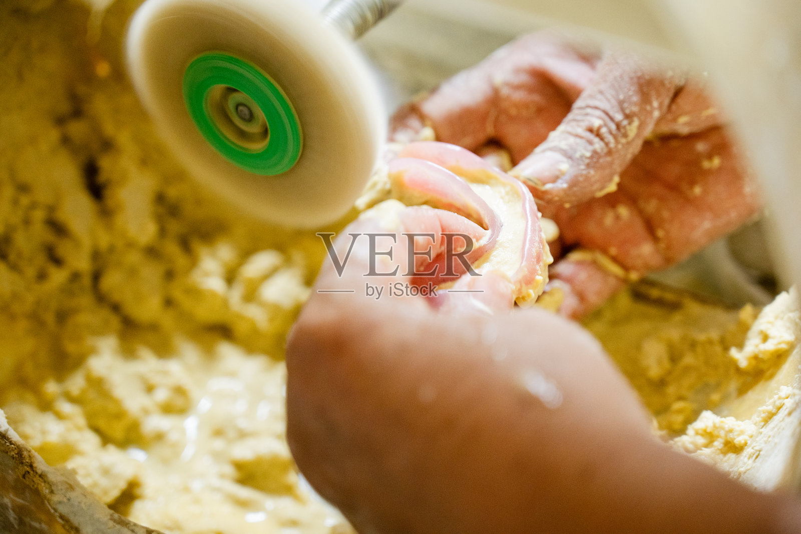 实验室中的牙科修复体抛光过程照片摄影图片