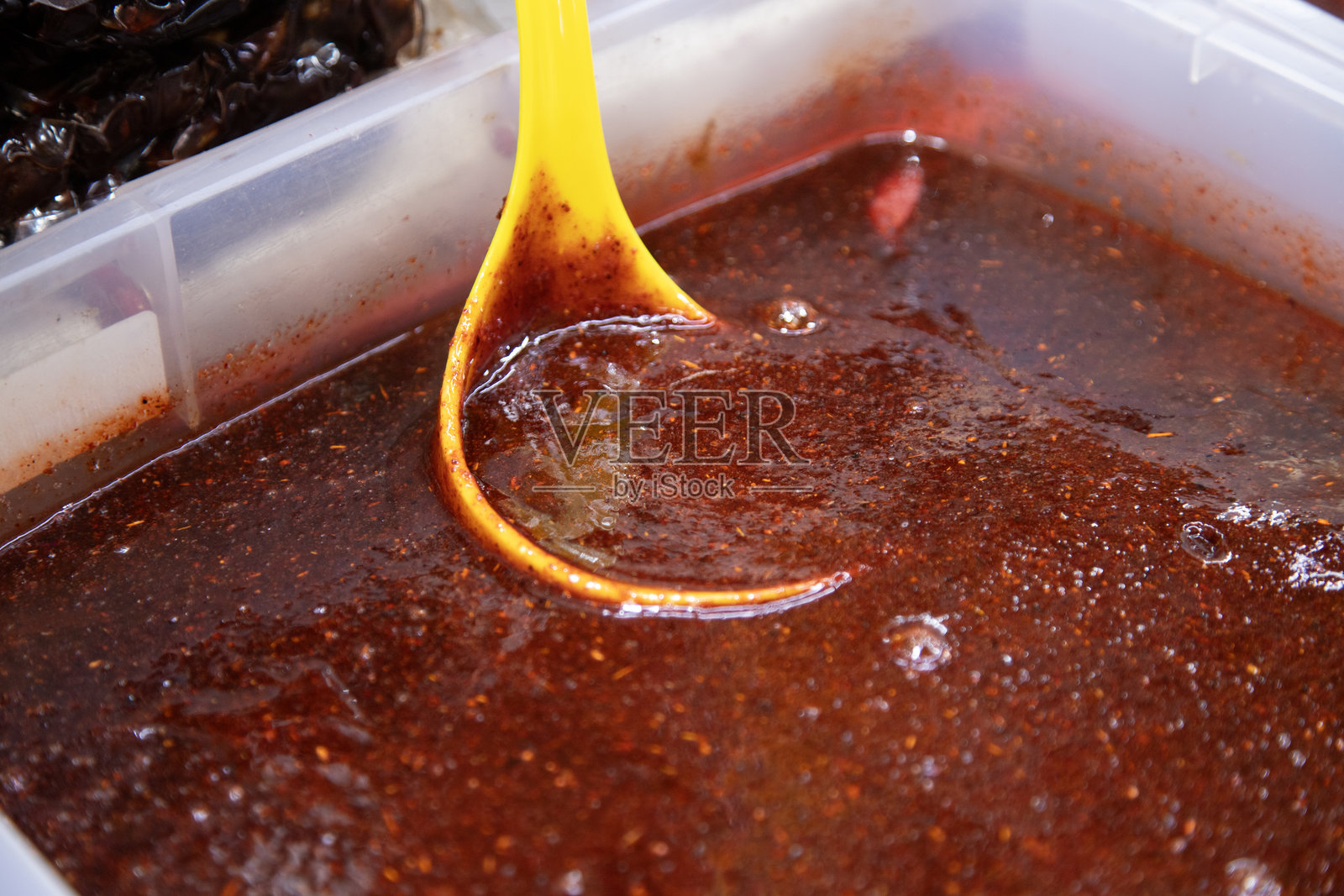 在墨西哥城的圣胡安市场出售的彩色米切拉达酱。照片摄影图片