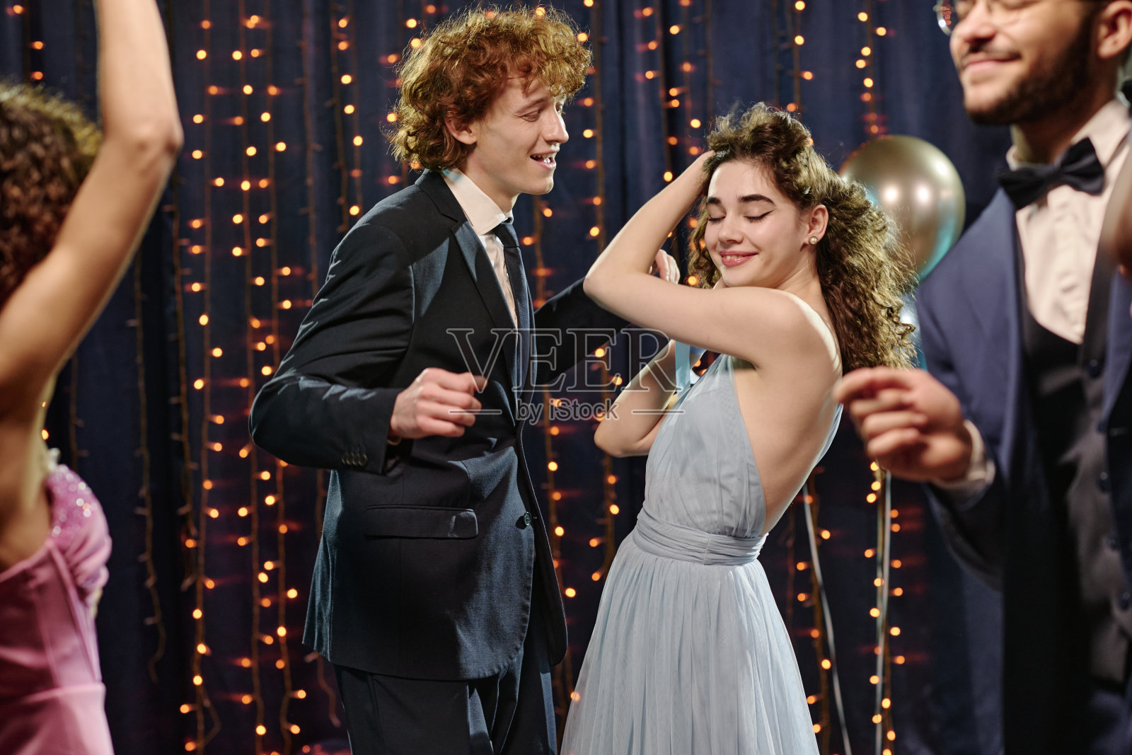 青少年在正式派对活动中跳舞照片摄影图片