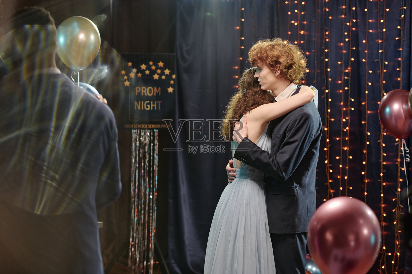 白人青少年情侣在高中舞会上共舞照片摄影图片
