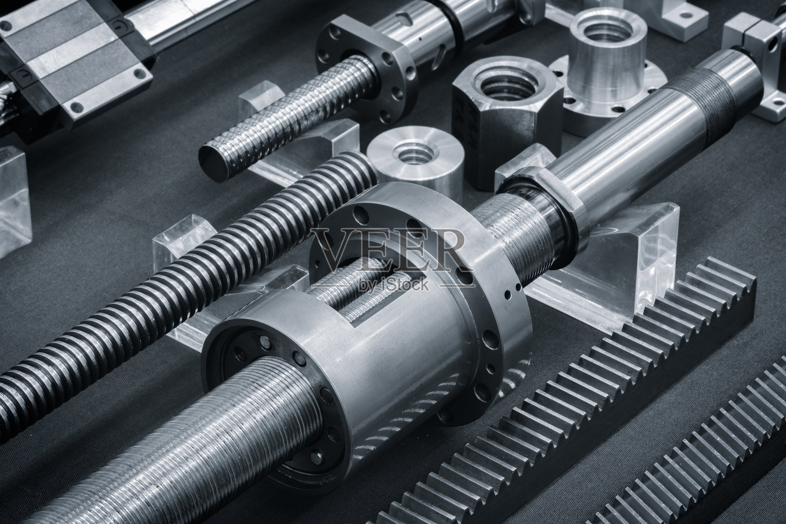 展示了一组齿轮和螺丝。体现了精密和技术性的概念，各个部件整齐有序地排列。照片摄影图片