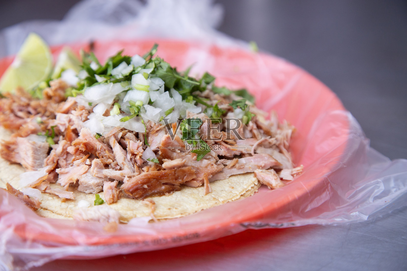 墨西哥城街头小吃摊提供著名的猪肉卡尼塔斯塔可。照片摄影图片