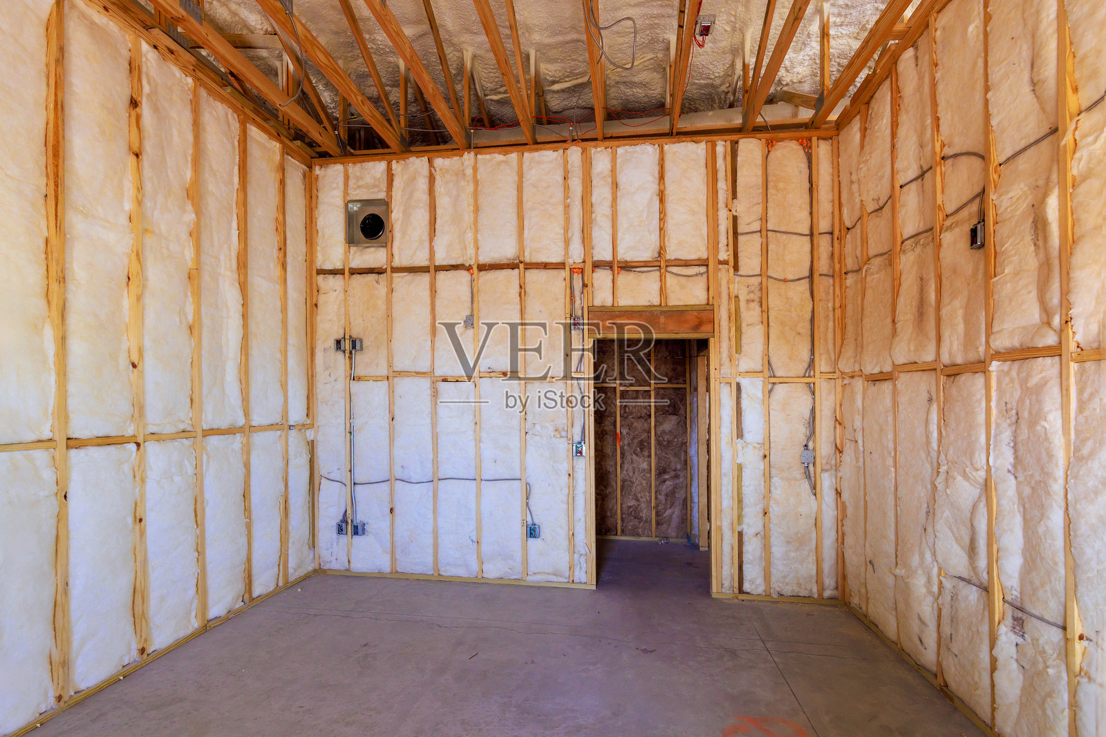 在住宅区附近的未完成房间内进行干墙安装，已安装绝缘材料以提高能效。照片摄影图片