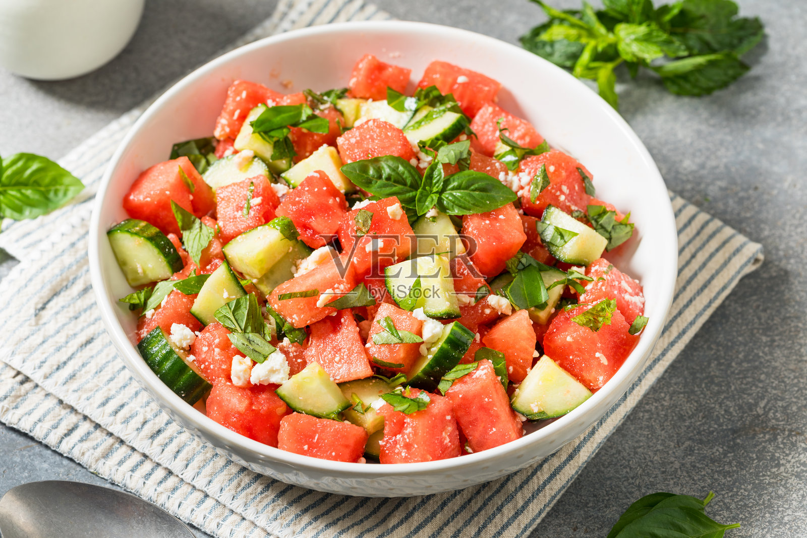 有机健康的羊奶酪西瓜沙拉照片摄影图片