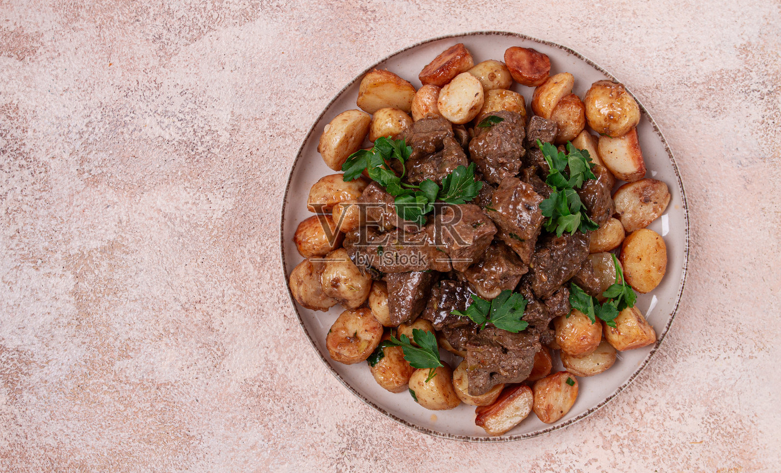 库尔达克，土豆和新鲜香草烤内脏，自制，无人。照片摄影图片