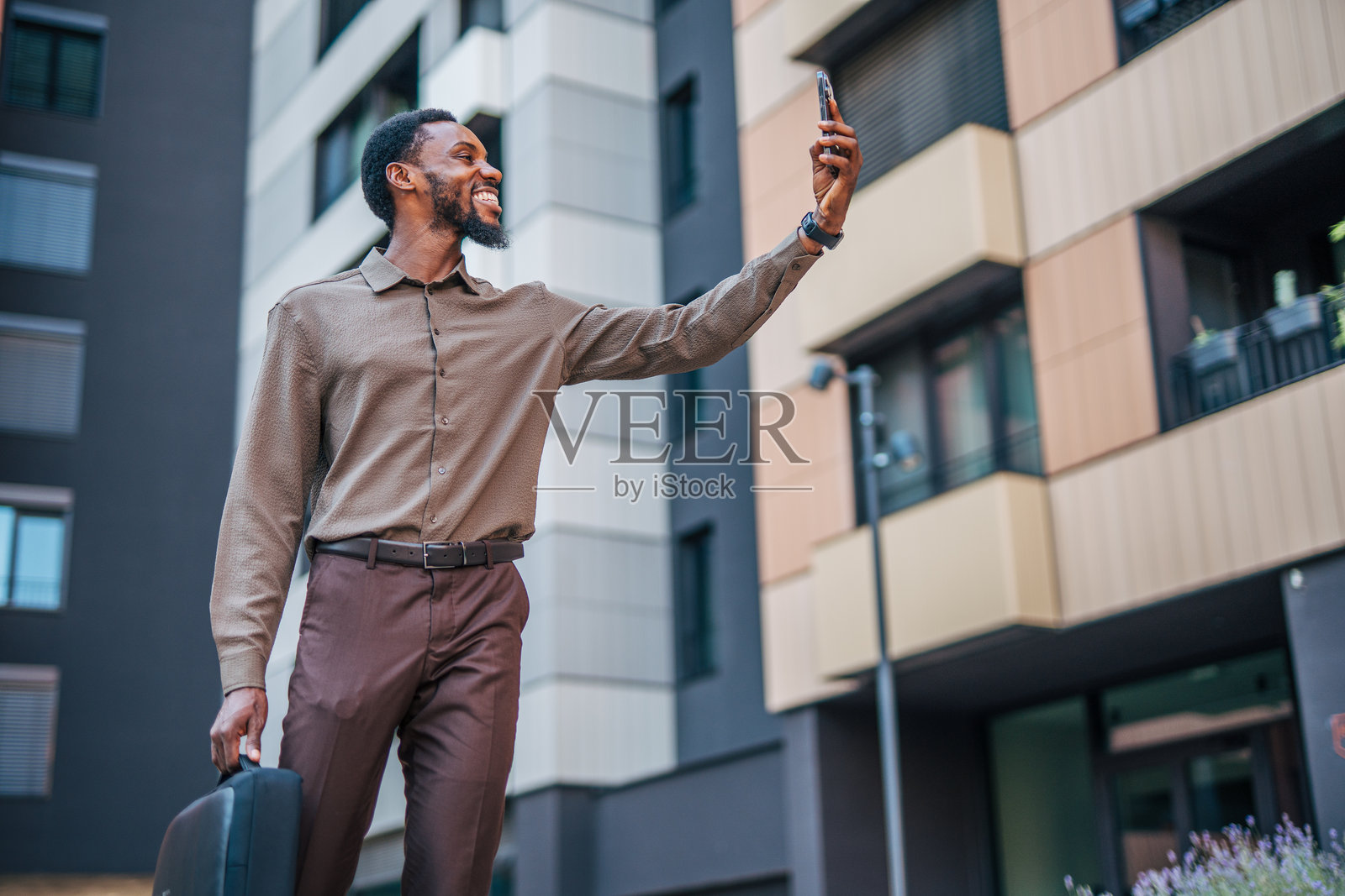 微笑的商人在城市中自拍照片摄影图片