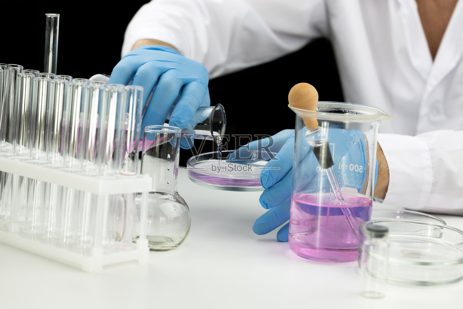 实验室助理在实验室进行实验。照片摄影图片