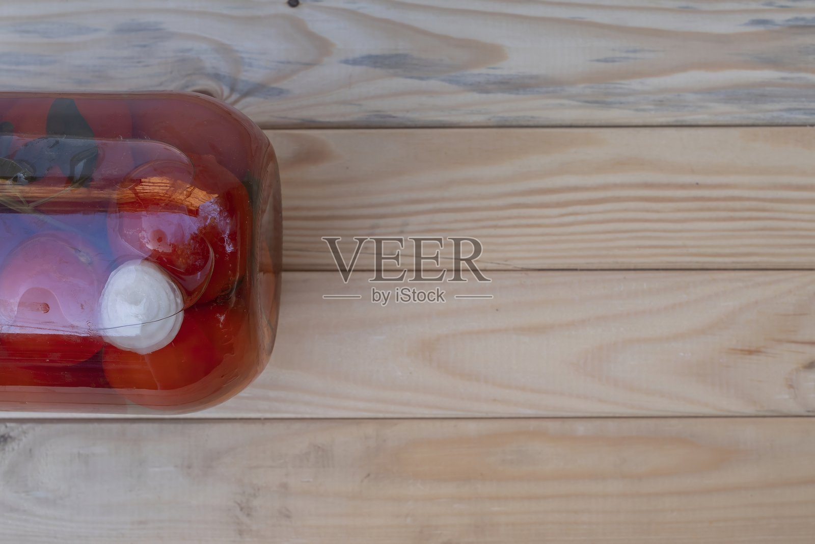 自制腌制番茄装在玻璃罐中照片摄影图片