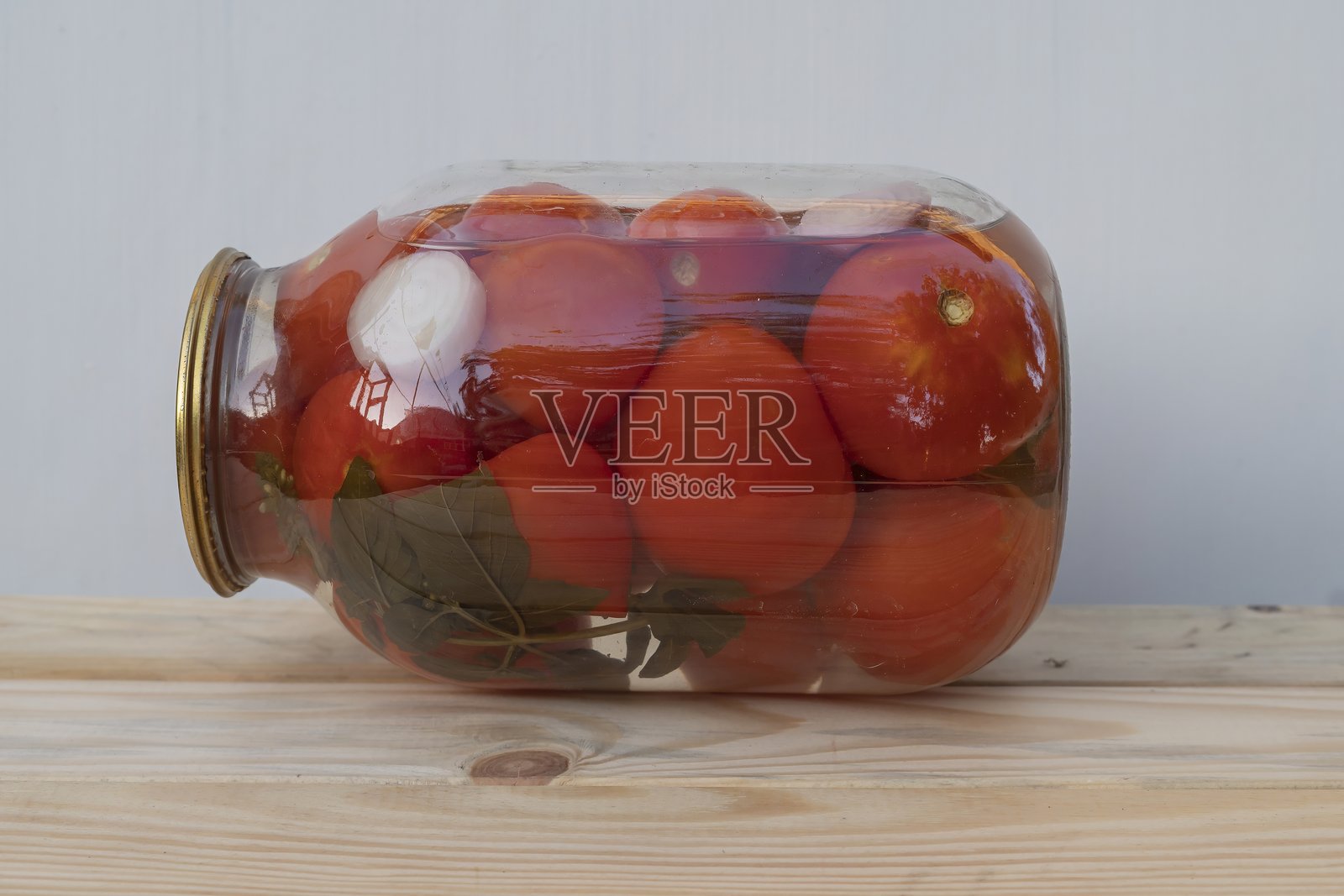 自制腌制番茄装在玻璃罐中照片摄影图片