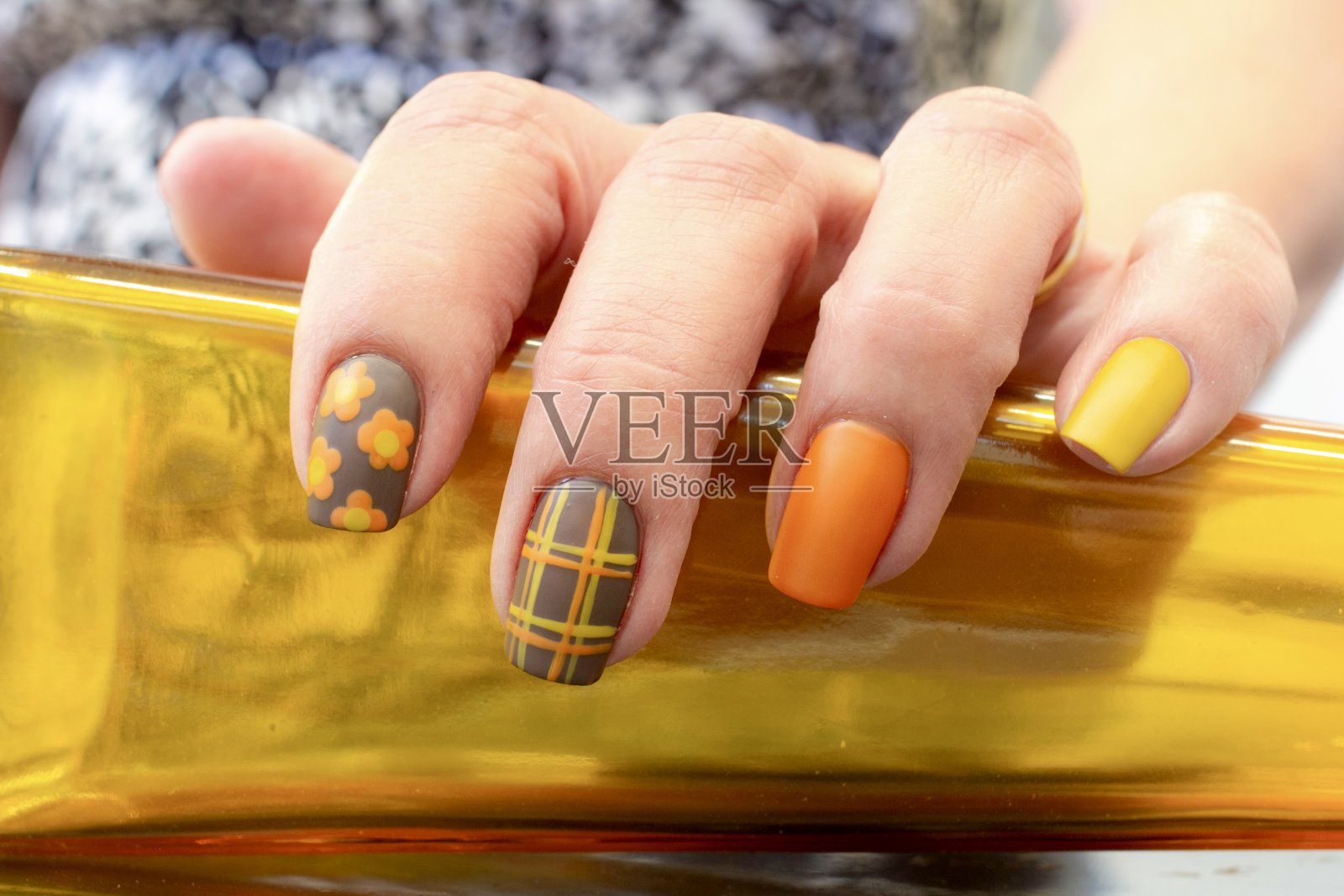 秋季灵感的花卉美甲设计照片摄影图片