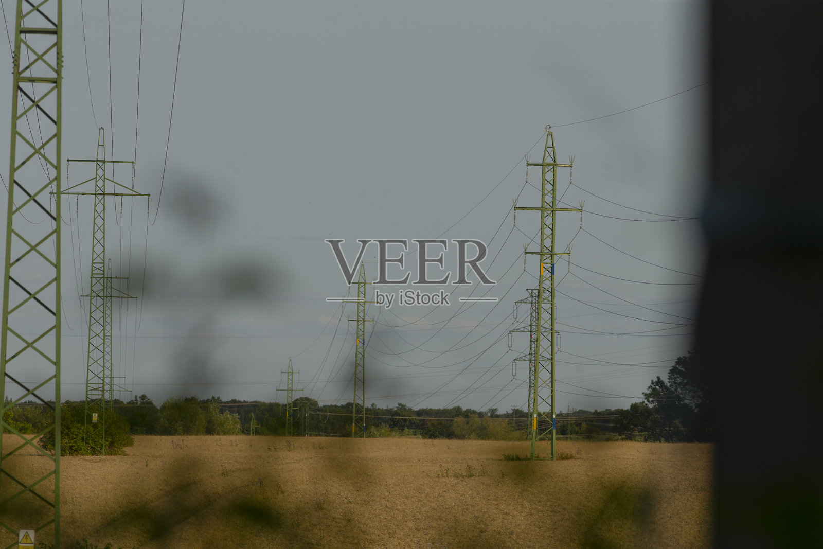 电力线整齐地延伸穿过美丽宁静的风景照片摄影图片