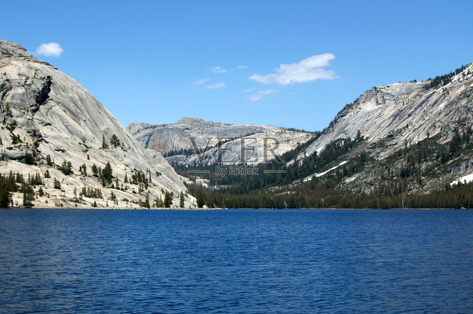 加利福尼亚白山的风景，展现了一片清澈的湖泊照片摄影图片