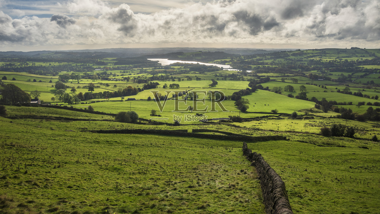 美丽广阔的远景景观图像，英国乡村在山顶区国家公园傍晚初秋照片摄影图片