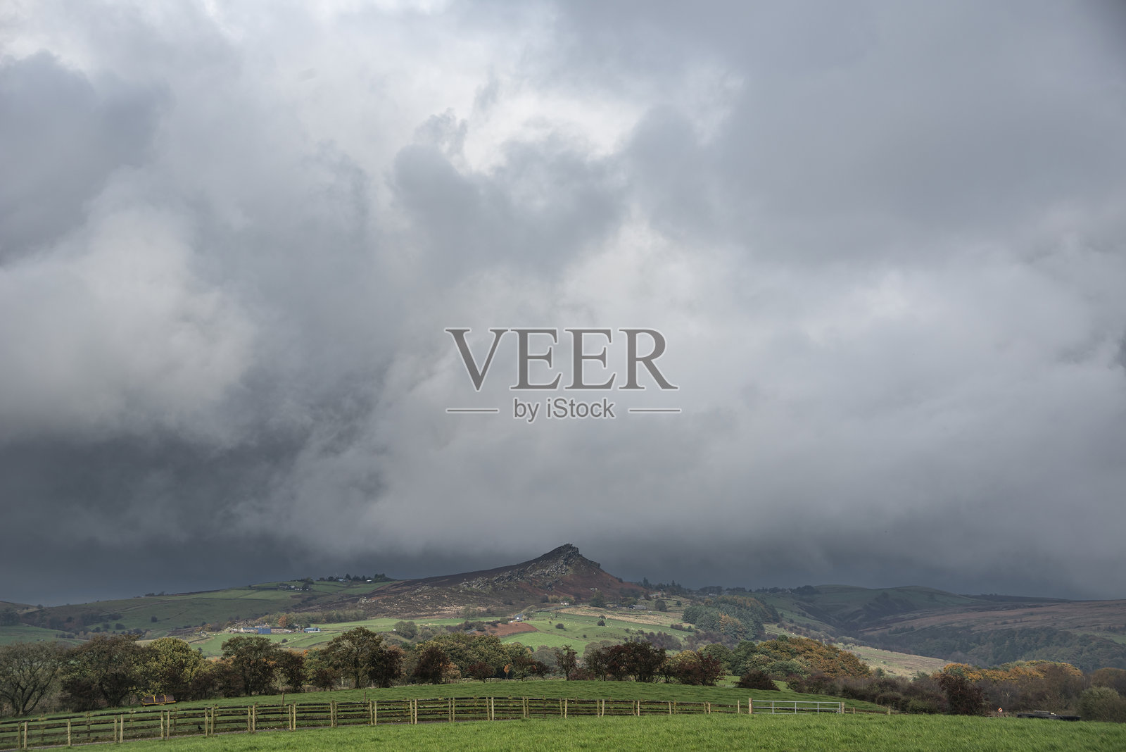 美丽广阔的远景景观图像，英国乡村在山顶区国家公园傍晚初秋照片摄影图片