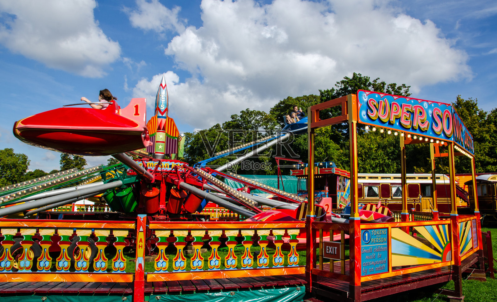 游客们在巴辛斯托克的卡特蒸汽嘉年华享受超音速喷气机游乐设施照片摄影图片