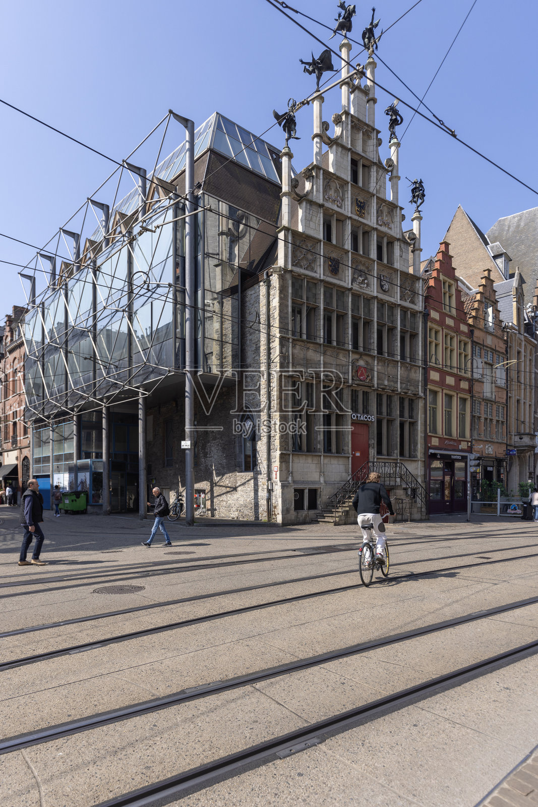 根特，比利时的石匠公会大厅（Metselaarhuis），六个舞者在阶梯式山墙上跳舞照片摄影图片