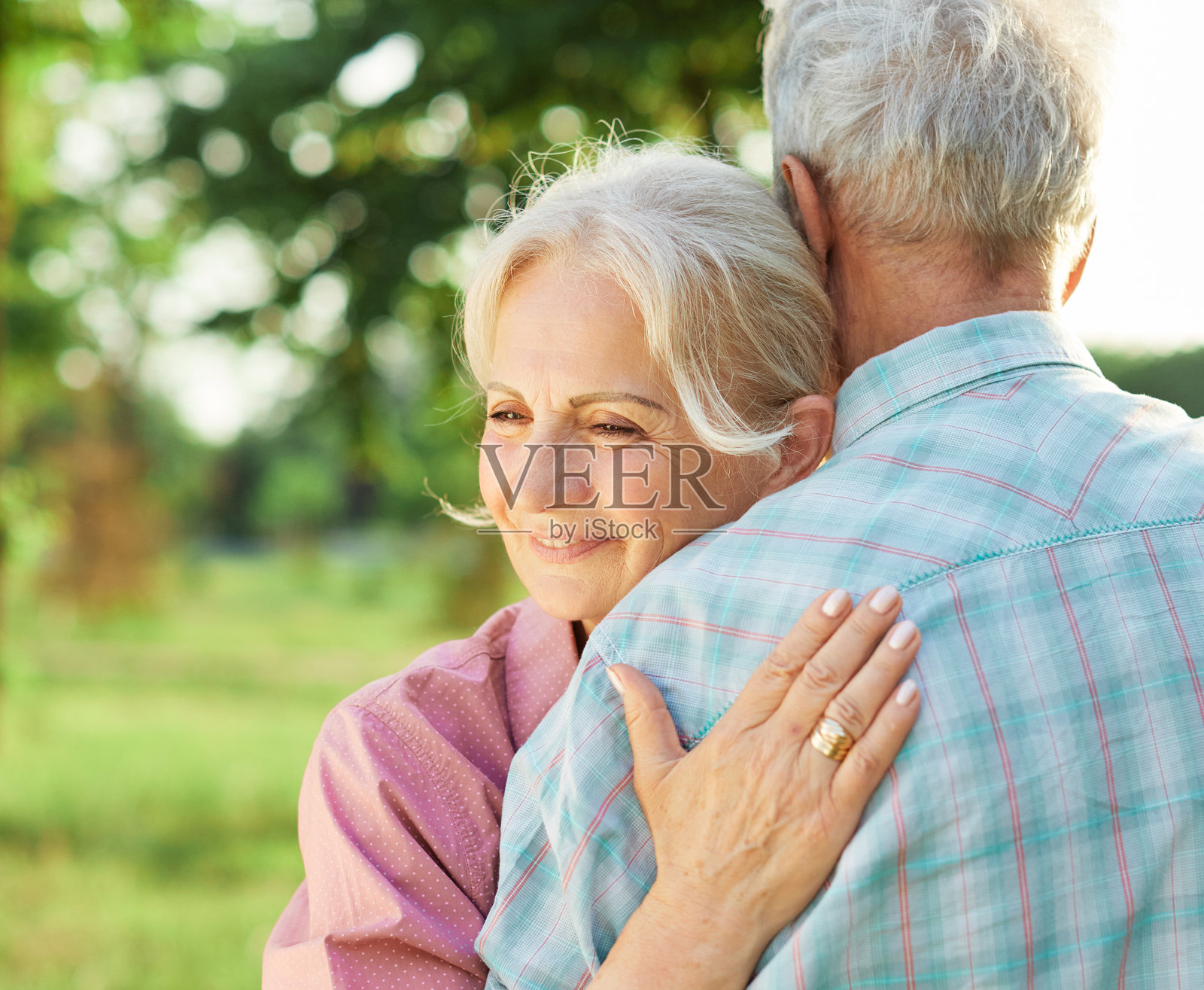 老年夫妇退休后相互支持，拥抱、关爱与帮助的友谊肖像，展现积极的信任与社会关系。照片摄影图片