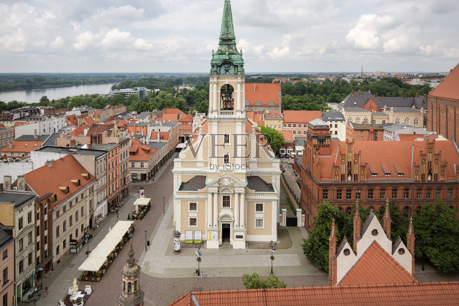 波兰托伦老城市场广场（Rynek Staromiejski）上的巴洛克风格圣灵教堂的鸟瞰图照片摄影图片