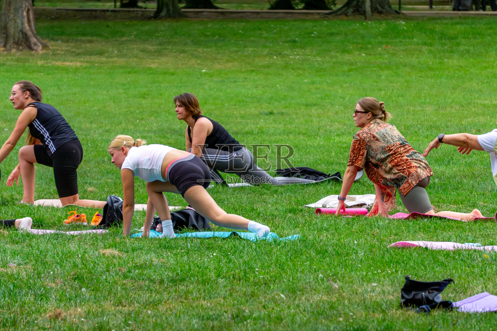 公园里的团体户外健身课程照片摄影图片