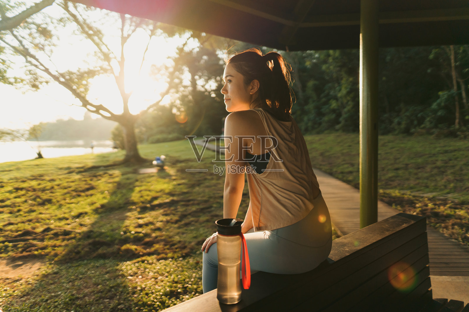 亚洲女性在日落时分锻炼后放松照片摄影图片