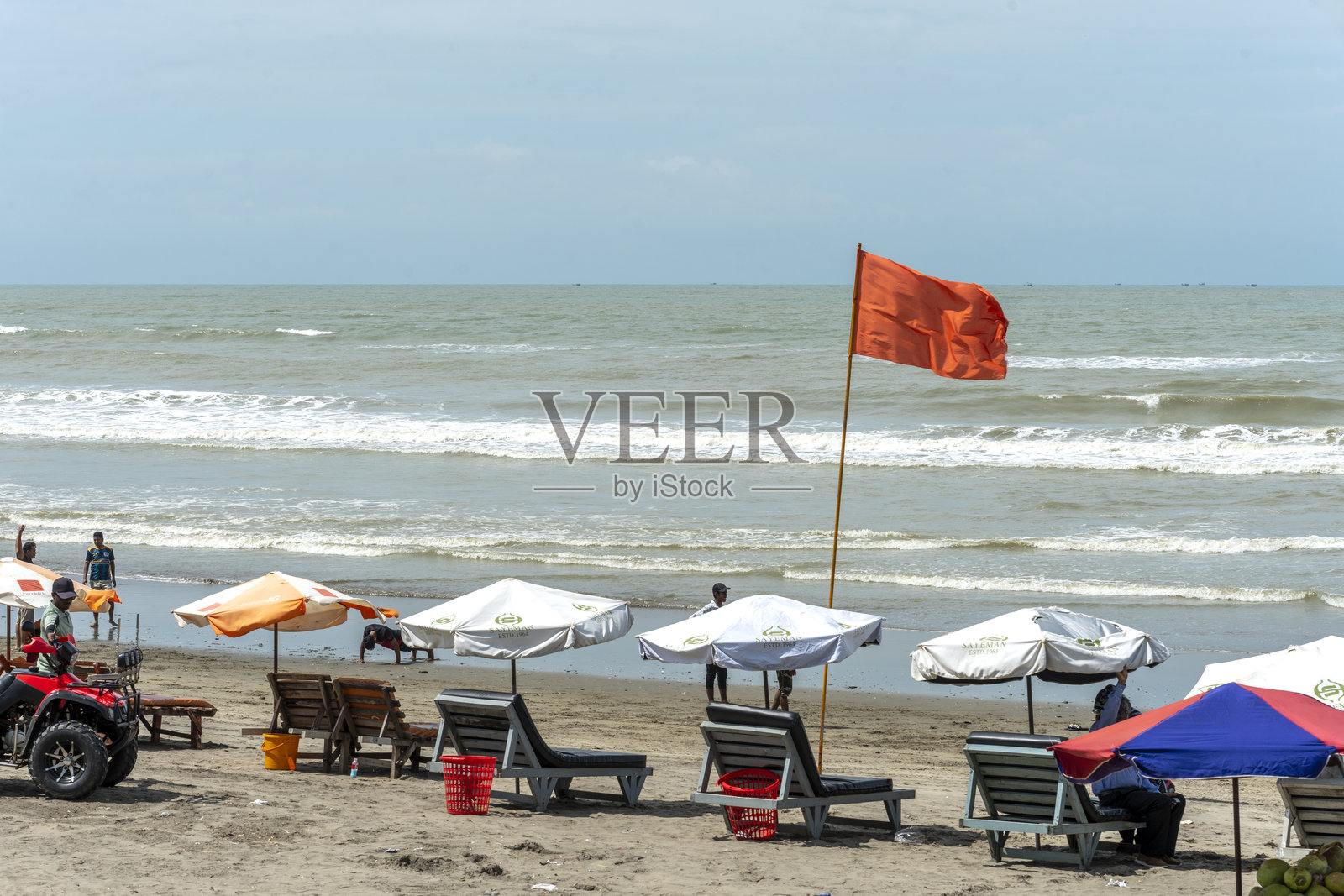 海滩场景，伞和人们照片摄影图片