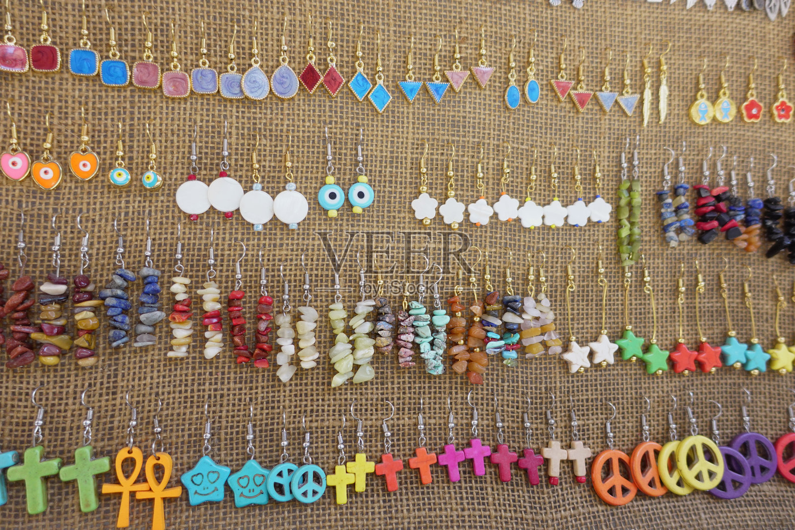 春季手工艺市场上展示的五彩缤纷的手工耳环照片摄影图片