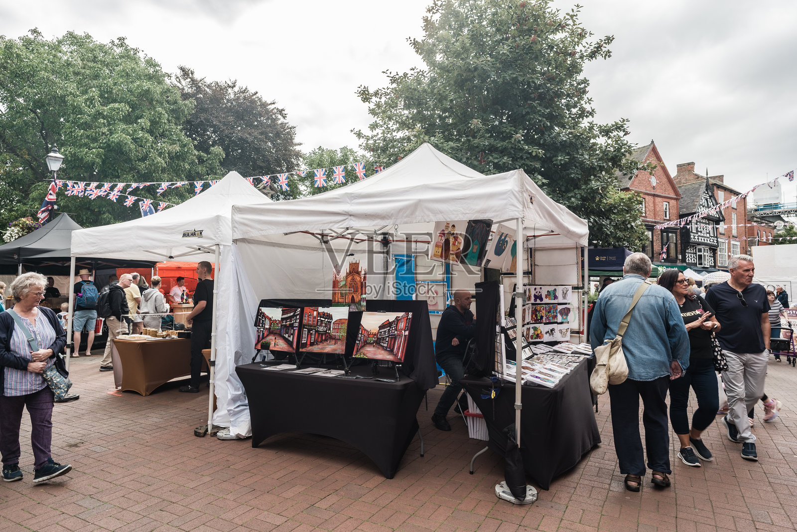人们在南特威奇美食节的摊位上浏览。照片摄影图片