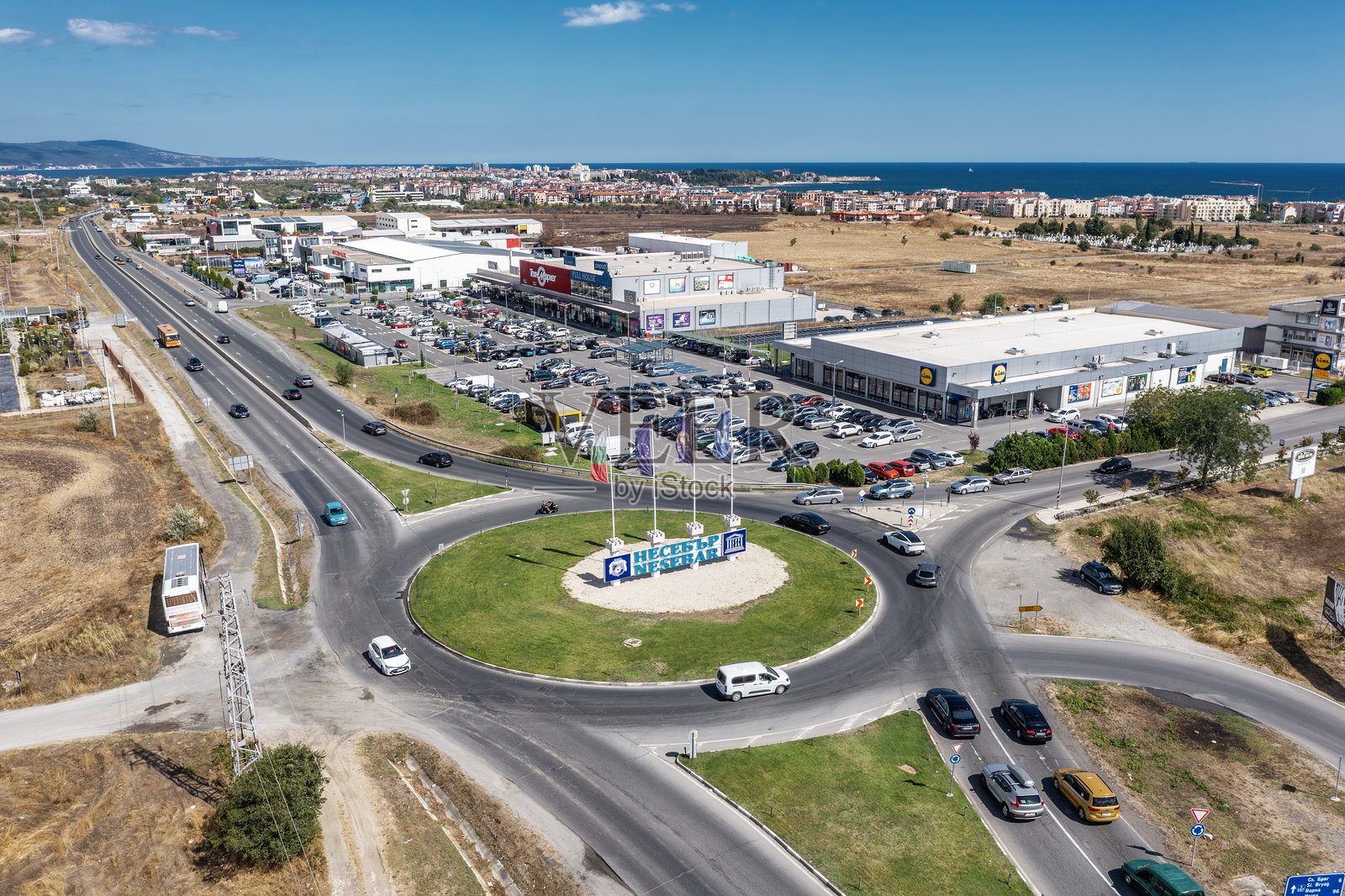 保加利亚布尔加斯内塞巴尔的环形交叉口和购物中心的鸟瞰图照片摄影图片