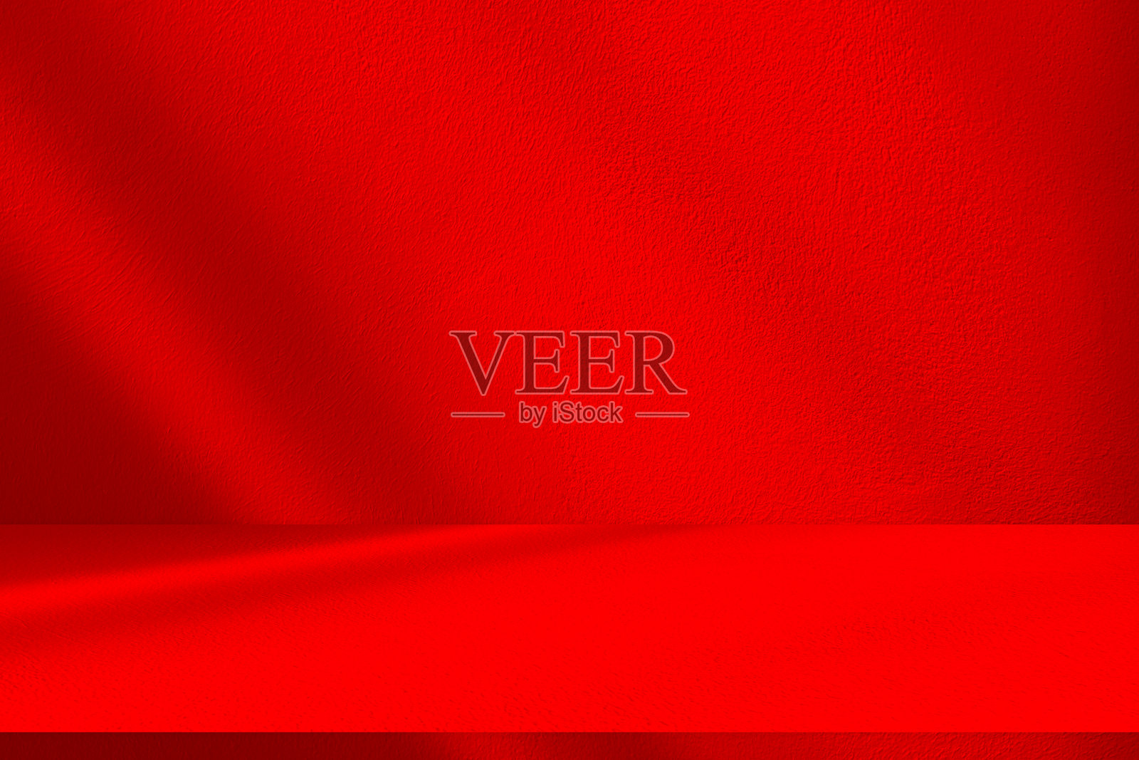 墙壁内部背景，工作室和背景显示产品。与阴影从窗口颜色红色。背景文字插入和演示产品照片摄影图片