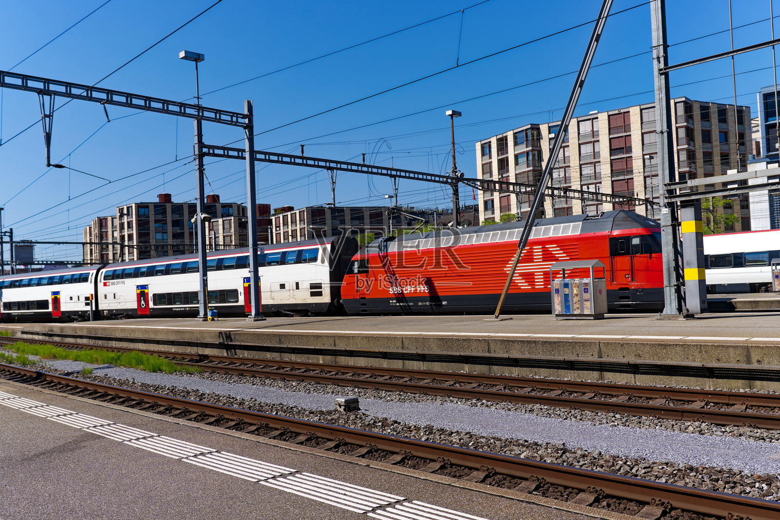 在一个阳光明媚的夏日，瑞士苏黎世市主要火车站的城市景观。照片摄影图片