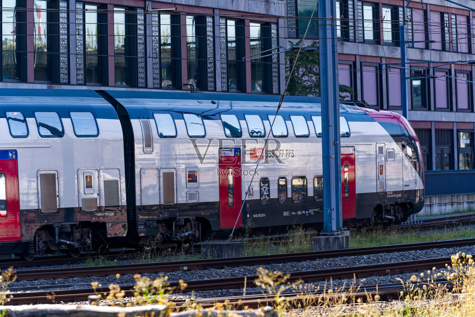 在一个阳光明媚的夏日,瑞士联邦铁路公司的火车离开瑞士苏黎世镇的主要火车站。照片摄影图片