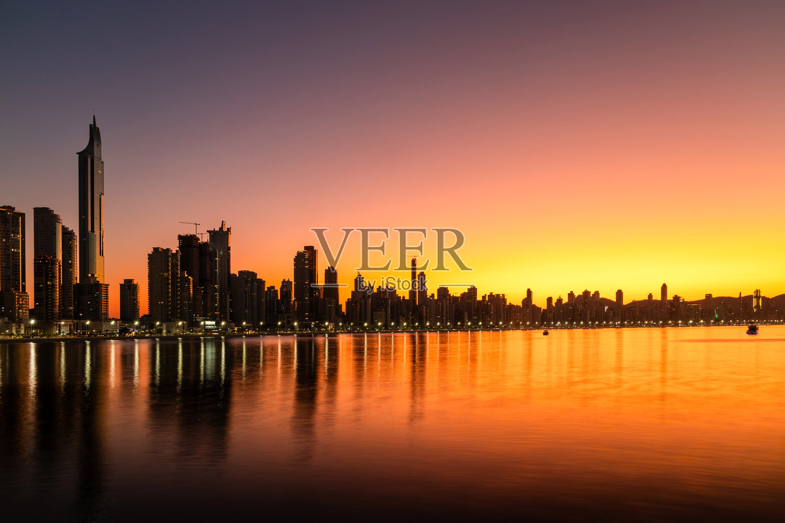 金色的傍晚在巴西城市Balneário Camboriú照片摄影图片