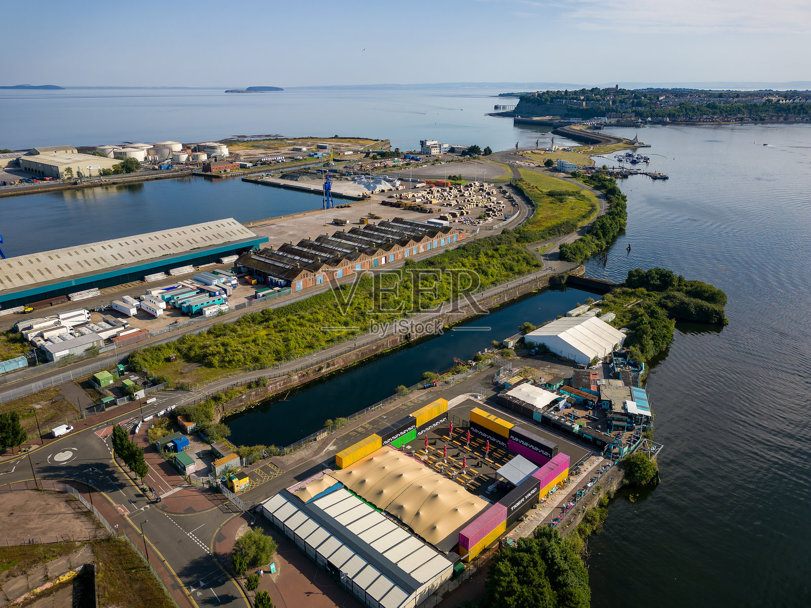 晴朗的夏日午后，无人机俯瞰卡迪夫湾和码头照片摄影图片