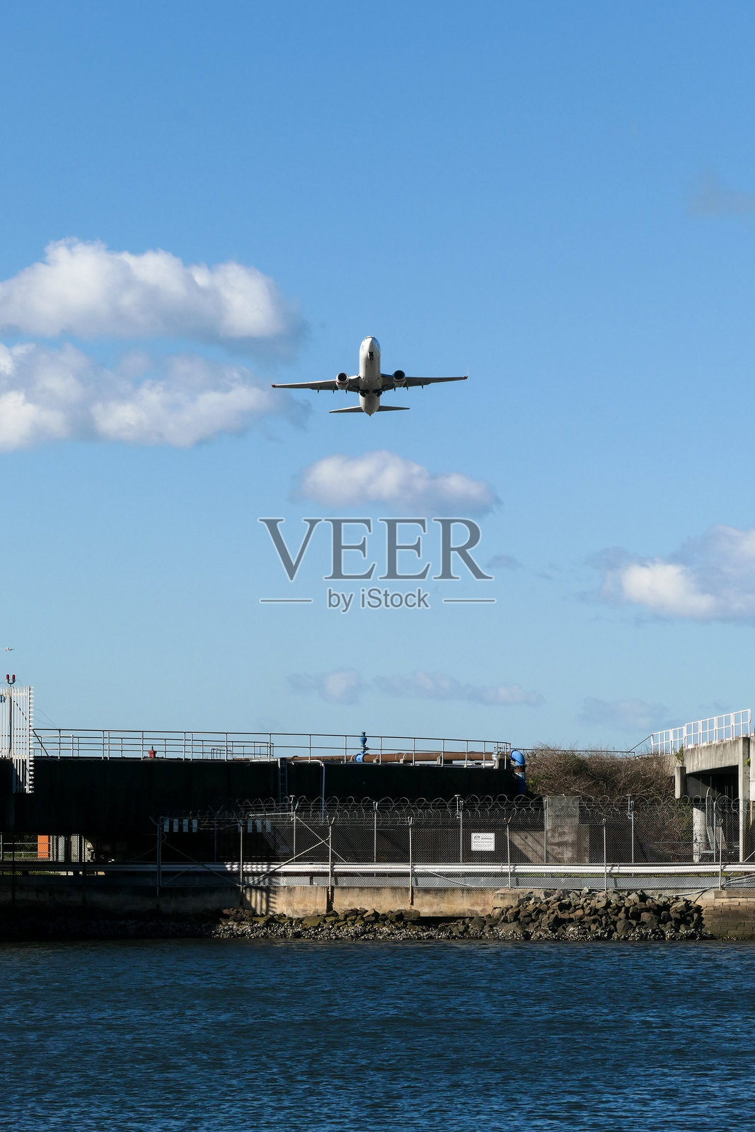 维珍B737河上飞行照片摄影图片