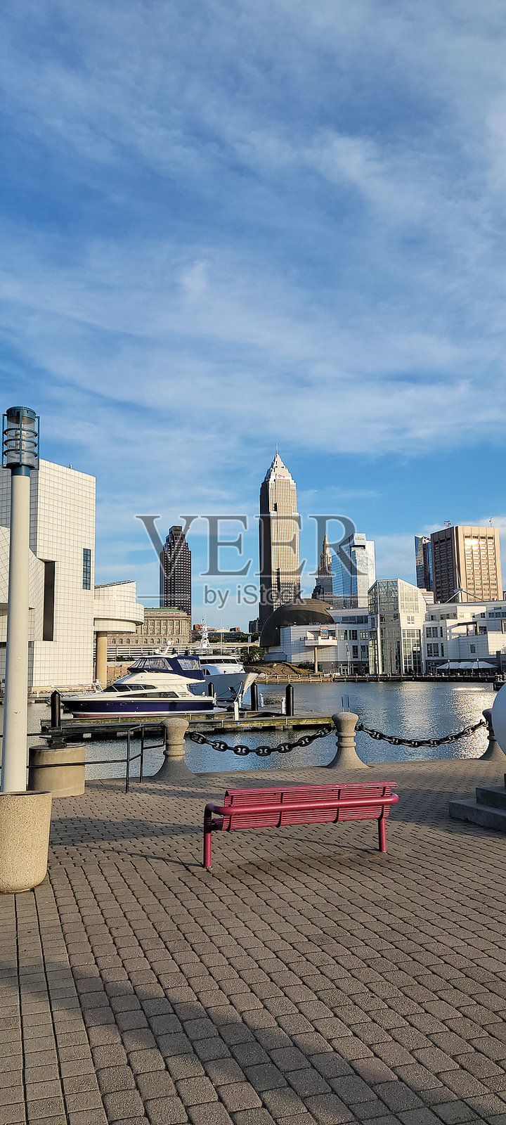 垂直全景克利夫兰俄亥俄州市中心的天际线从海滨与红长凳在傍晚。照片摄影图片