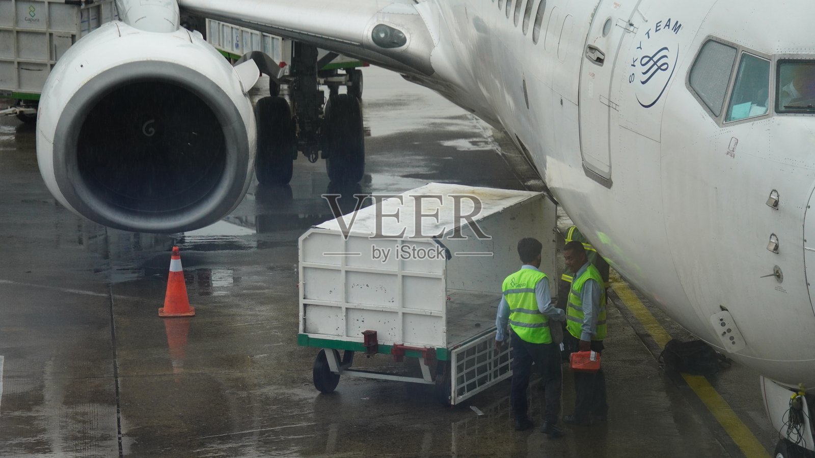 苏巴迪奥机场的印尼鹰航停车场照片摄影图片