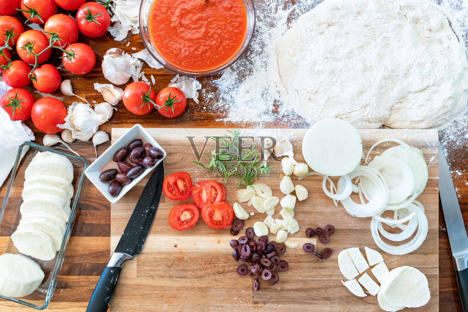 自制新鲜意大利披萨的配料：番茄、大蒜、洋葱、马苏里拉奶酪和橄榄，俯视图照片摄影图片
