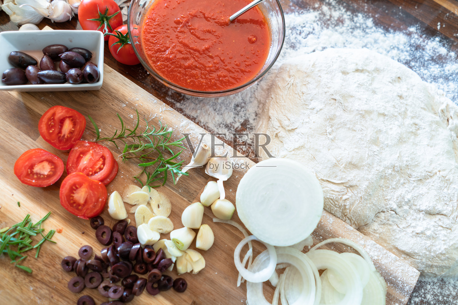 自制新鲜意大利披萨的配料：番茄、大蒜、洋葱、马苏里拉奶酪和橄榄，俯视图照片摄影图片