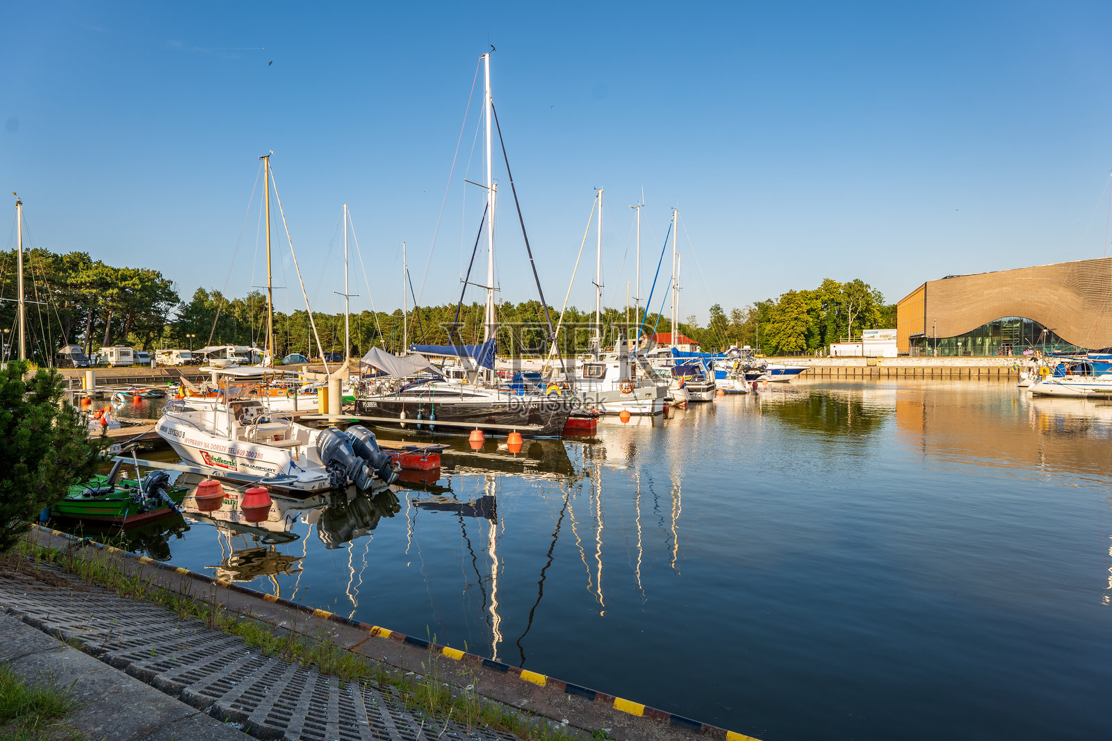 黎巴嫩,波兰——2024年7月27日——黎巴嫩的游艇港口。美丽的阳光明媚的下午。背景是水下考古和波罗的海渔业博物馆。照片摄影图片