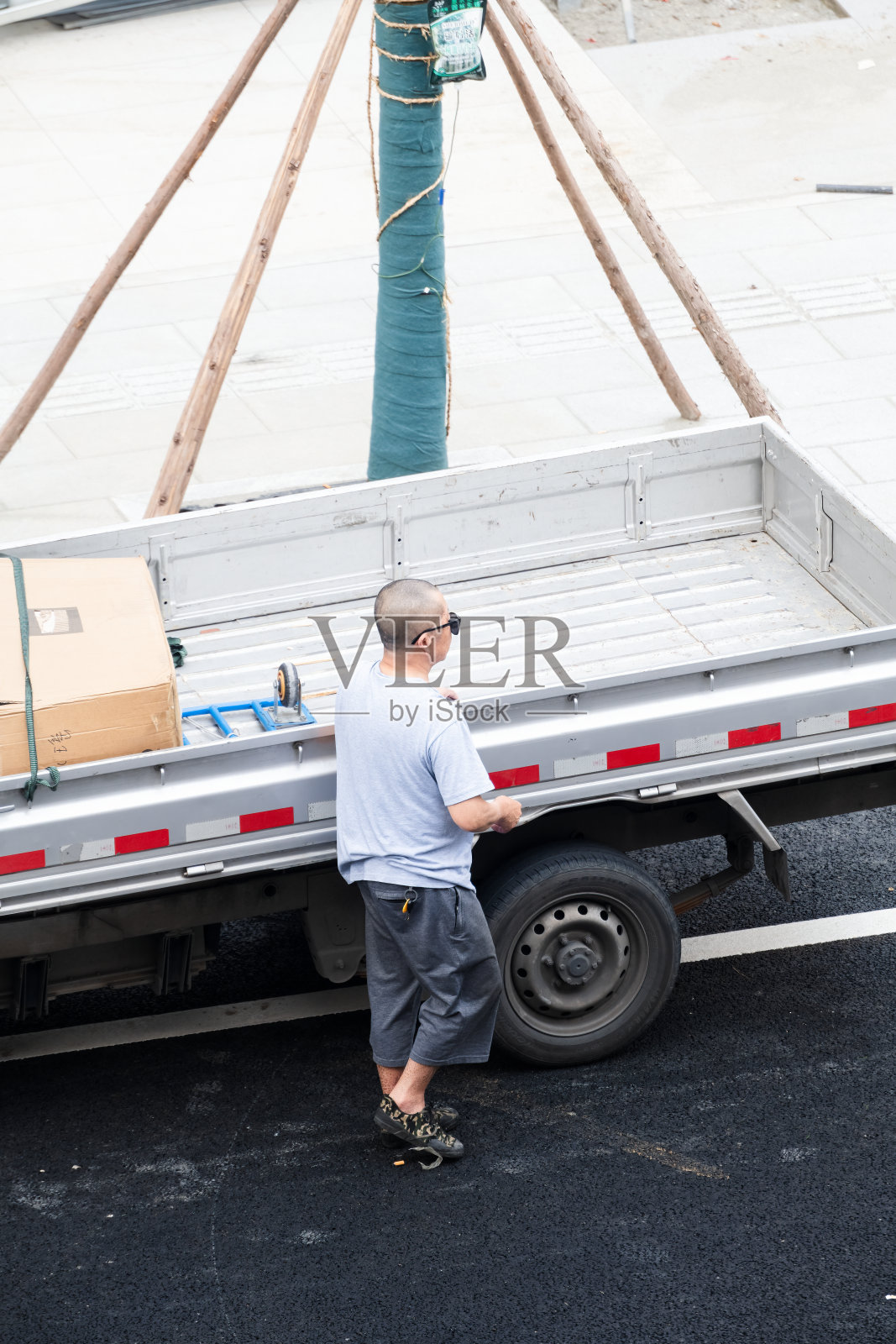 工人们正在卸货。照片摄影图片